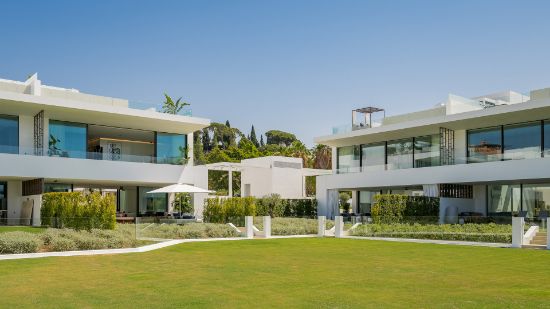  Зображення Semi Detached Villa in Marbella Golden Mile 